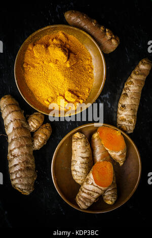 Direttamente sopra il colpo di radici di curcuma e di polvere di curcuma Foto Stock