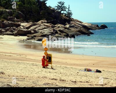 Arcadia, Magnetic Island, Queensland, Australia-August 30, 2017: un bagnino sulla spiaggia la registrazione del meteo e condizioni dell'acqua per la sicurezza o Foto Stock