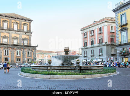 La famosa piazza Trento e Trieste con la fontana al centro della piazza di napoli, Italia Foto Stock