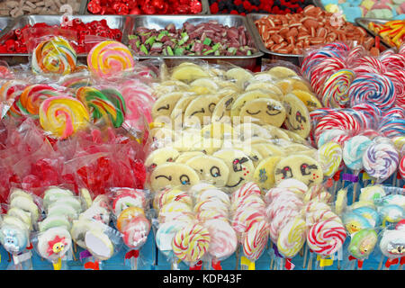 Lecca lecca colorati e caramelle in stallo del mercato Foto Stock