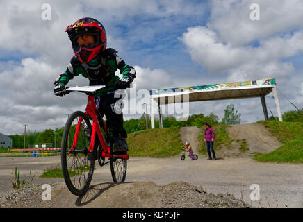 Un piccolo ragazzo (5 anni) in sella ad una BMX Foto Stock