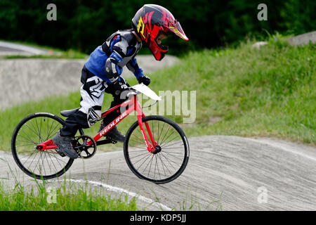 Un piccolo ragazzo (5 anni) in sella ad una BMX Foto Stock