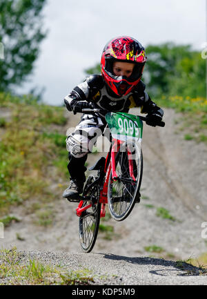 Un piccolo ragazzo (5 anni) in sella ad una BMX Foto Stock