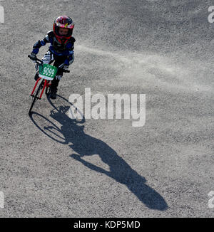 Un piccolo ragazzo (5 anni) in sella ad una BMX Foto Stock