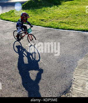 Un piccolo ragazzo (5 anni) in sella ad una BMX Foto Stock