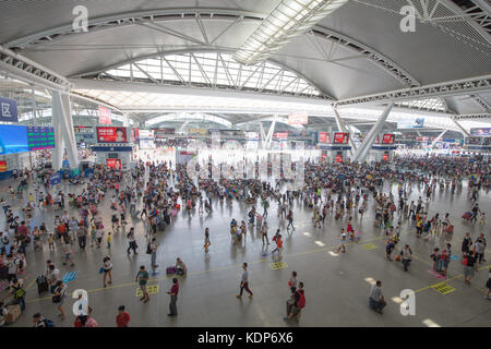 In Guangzhou, Cina - ago,6,2016:un sacco di popoli Avviso di treno in Guangzhou stazione ferroviaria sud. Foto Stock