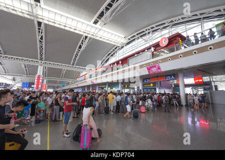 In Guangzhou, Cina - ago,6,2016:un sacco di popoli Avviso di treno in Guangzhou stazione ferroviaria sud. Foto Stock