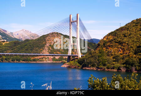 Cavo alloggiato a ponte sopra il serbatoio di Barrios De Luna. Leon Foto Stock