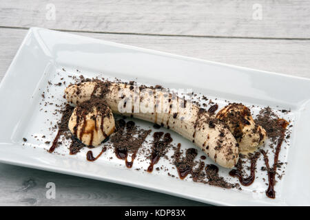 Banana, gelato, data la pioggerella e cioccolato grattugiato. Foto Stock