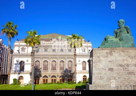 Statua del romanziere Canario Benito Perez Galdos con Perez Galdos teatro in background, Triana, Las Palmas de Gran Canaria Gran Canaria, Canarie Foto Stock