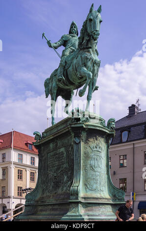 La piazza Kungsporten (Kungsportsplatsen) con la statua di Carlo IX a Göteborg Vastergotland, Svezia. Foto Stock