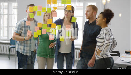 I colleghi che lavorano insieme in un ufficio moderno Foto Stock