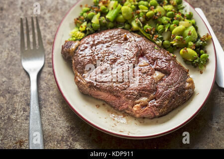 Bistecca alla griglia con verdure verdi e la quinoa Foto Stock