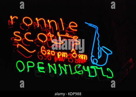 2000, ritratto di close-up di coloratissimi neon pubblicità segnaletica per il famoso Jazz Club e tardo-bar notturno, Ronnie Scott's, Soho, Londra, Inghilterra, Regno Unito. Impostare da musicisti Ronnie Scott e Pete King nel 1959, è stato il leader west end jazz venue sin. Foto Stock