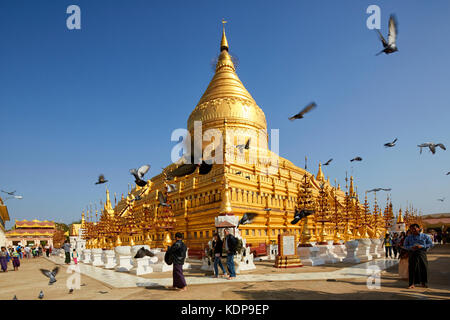 Shwezigon Paya (Pagoda), Bagan (pagano), Myanmar (Birmania), Sud-est asiatico Foto Stock