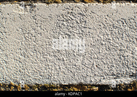 Close-up texture di frammento di un vecchio bianco muro di mattoni di edificio con cuciture a giornata soleggiata. La texture di un mattone. Foto Stock