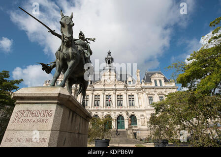 Statua del Duc de Bretagne Arthur de Richemont fuori dall'Hotel de Ville Municipio Vannes, Brittany, Francia. Foto Stock