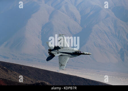 F-18 Super Hornet volare attraverso Jedi transizione nella Death Valley, California. Foto Stock