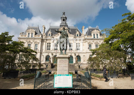 Statua del Duc de Bretagne Arthur de Richemont fuori dall'Hotel de Ville Municipio Vannes, Brittany, Francia. Foto Stock