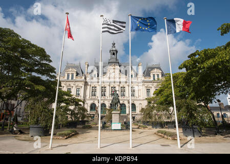 Statua del Duc de Bretagne Arthur de Richemont fuori dall'Hotel de Ville Municipio Vannes, Brittany, Francia. Foto Stock