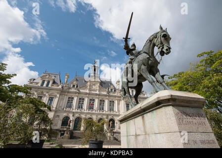 Statua del Duc de Bretagne Arthur de Richemont fuori dall'Hotel de Ville Municipio Vannes, Brittany, Francia. Foto Stock