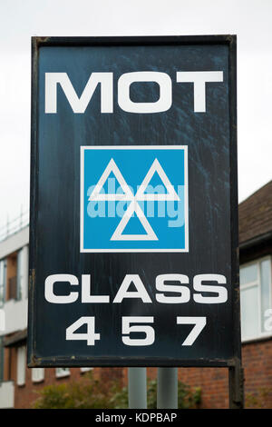 MOT / MOTs segno / logo per la classe 4 5 7 veicoli in corrispondenza di un garage che è anche un ministero dei Trasporti auto e test del veicolo e la stazione di servizio. (90) Foto Stock