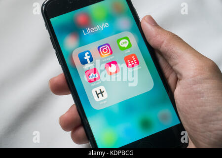 Bangkok, Thailandia - 15 ottobre 2017: Apple iPhone 7 mostra il suo schermo con Tinder, altre applicazioni di incontri e applicazioni di social network. Foto Stock
