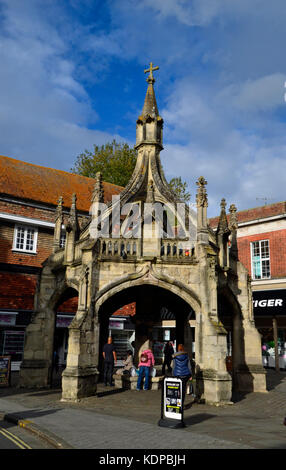 Pollame Croce nel centro di Salisbury, Wiltshire, Regno Unito. Vie dello shopping Foto Stock