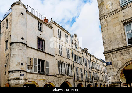La Rochelle (Charente-Maritime, Francia): centro storico con case tipiche Foto Stock
