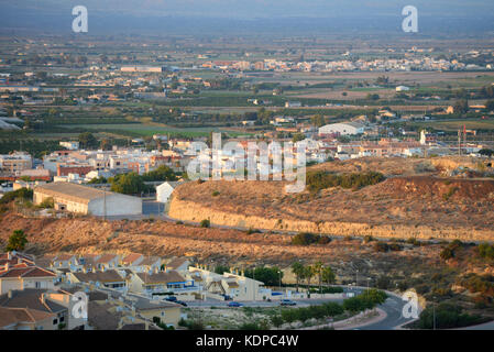 Rojales città spagnola, Spagna, nella provincia di Alicante e comunità autonoma di Valencia. Crepuscolo. Campagna e dintorni dall'alto Foto Stock