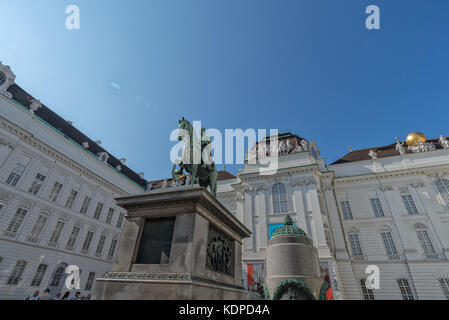 Biblioteca nazionale austriaca con un monumento all'imperatore Giuseppe II in Austria settembre 2017. Foto Stock