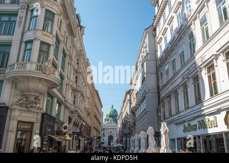 Kohlmarkt street con il complesso di Hofburg di vienna austria settembre 2017. Foto Stock