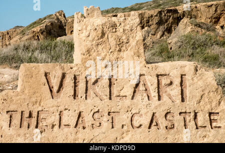 Un segno scolpito nella roccia per l'ultimo castello ristorante sulla penisola di Akamas Peyia, regione, distretto di Paphos, Cipro Foto Stock