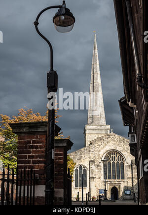 La Chiesa di San Michele in presenza di luce solare con Tudor House sulla destra. Southampton, Inghilterra, Regno Unito. Foto Stock