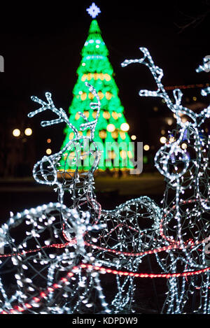 Decorazione di illuminazione come punti di riferimento del mondo nella città di gomel durante il nuovo anno di celebrazione del festival. Foto Stock