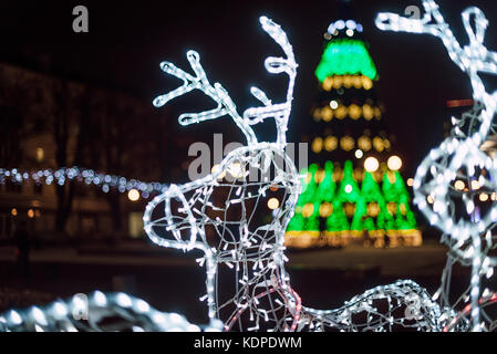 Decorazione di illuminazione come punti di riferimento del mondo nella città di gomel durante il nuovo anno di celebrazione del festival. Foto Stock