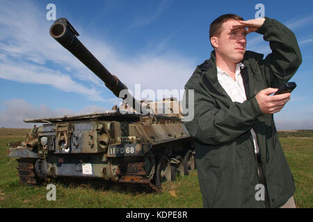 Archeologo Richard Osgood con serbatoio di obiettivi e di siti archeologici su Salisbury Plain, Wiltshire. Foto Stock