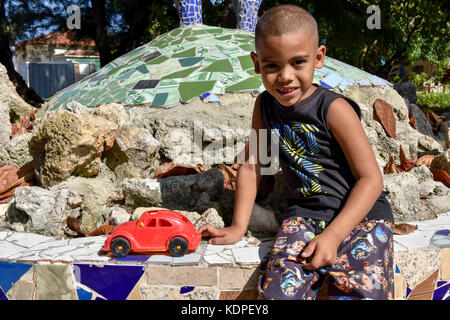 Ritratto di un bambino in Fusterlandia, un arte complessa è chiamato dopo il suo creatore Jose Fuster è stata stabilita in Jaimanitas, una zona economicamente depressa vicino a L'Avana Cuba Foto Stock