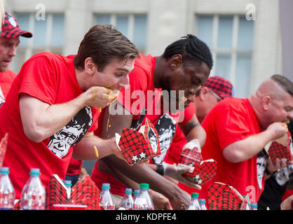 Toronto, Canada. 14 ottobre 2017. I concorrenti prendono parte all'ottavo Annual World Poutine Eating Championship a Toronto, Canada, 14 ottobre 2017. Carmen Cincotti degli Stati Uniti ha vinto la campionessa dopo aver mangiato 20,25 libbre, 40,5 scatole di poutina in dieci minuti il sabato. Crediti: Zou Zheng/Xinhua/Alamy Live News Foto Stock