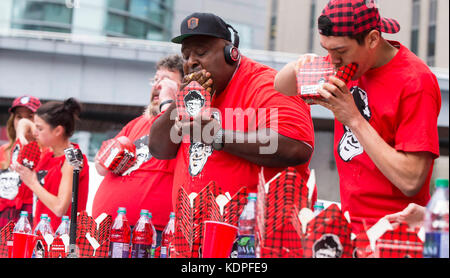 Toronto, Canada. 14 ottobre 2017. I concorrenti prendono parte all'ottavo Annual World Poutine Eating Championship a Toronto, Canada, 14 ottobre 2017. Carmen Cincotti degli Stati Uniti ha vinto la campionessa dopo aver mangiato 20,25 libbre, 40,5 scatole di poutina in dieci minuti il sabato. Crediti: Zou Zheng/Xinhua/Alamy Live News Foto Stock