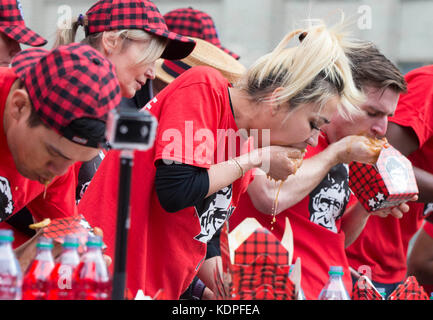 Toronto, Canada. 14 ottobre 2017. I concorrenti prendono parte all'ottavo Annual World Poutine Eating Championship a Toronto, Canada, 14 ottobre 2017. Carmen Cincotti degli Stati Uniti ha vinto la campionessa dopo aver mangiato 20,25 libbre, 40,5 scatole di poutina in dieci minuti il sabato. Crediti: Zou Zheng/Xinhua/Alamy Live News Foto Stock