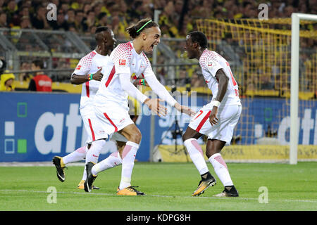 Dortmund, Germania. 14 ottobre 2017. Yussuf Poulsen del Rasenballsport Leipzig festeggia dopo aver segnato durante la partita di calcio della Bundesliga tra il Borussia Dortmund e il Rasenballsport Leipzig al Signal Iduna Park di Dortmund, Germania, il 14 ottobre 2017. Crediti: Ulrich Hufnagel/Xinhua/Alamy Live News Foto Stock