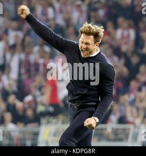 Dortmund, Germania. 14 ottobre 2017. Ralph Hasenhuettl, allenatore del Rasenballsport Leipzig, festeggia dopo aver vinto la partita di calcio della Bundesliga tra il Borussia Dortmund e il Rasenballsport Leipzig al Signal Iduna Park di Dortmund, Germania, il 14 ottobre 2017. Crediti: Ulrich Hufnagel/Xinhua/Alamy Live News Foto Stock