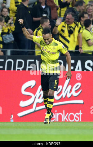 Dortmund, Germania. 14 ottobre 2017. Pierre-Emerick Aubameyang del Borussia Dortmund festeggia dopo aver segnato durante la partita di calcio della Bundesliga tra Borussia Dortmund e Rasenballsport Leipzig al Signal Iduna Park di Dortmund, Germania, il 14 ottobre 2017. Crediti: Ulrich Hufnagel/Xinhua/Alamy Live News Foto Stock