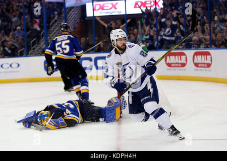 Tampa, Florida, Stati Uniti d'America. Xiv oct, 2017. Tampa Bay Lightning ala destra Nikita Kucherov (86) batte San Louis Blues goalie Jake Allen (34) durante il terzo periodo di sabato (10/14/17) gioco tra il Tampa Bay Lightning e la St Louis Blues a Amalie Arena a Tampa. Credito: Douglas R. Clifford/Tampa Bay volte/ZUMA filo/Alamy Live News Foto Stock