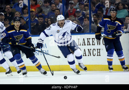 Tampa, Florida, Stati Uniti d'America. Xiv oct, 2017. Tampa Bay Lightning ala sinistra Alex Killorn (17) funziona per cancellare il puck durante il primo periodo di sabato (10/14/17) gioco tra il Tampa Bay Lightning e la St Louis Blues a Amalie Arena a Tampa. Credito: Douglas R. Clifford/Tampa Bay volte/ZUMA filo/Alamy Live News Foto Stock