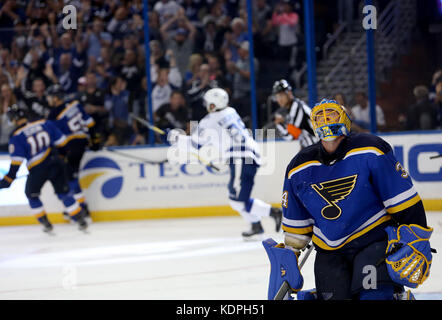 Tampa, Florida, Stati Uniti d'America. Xiv oct, 2017. Louis Blues goalie Jake Allen (34) è battuto dal Tampa Bay Lightning ala destra Nikita Kucherov (86) durante il terzo periodo di sabato (10/14/17) gioco tra il Tampa Bay Lightning e la St Louis Blues a Amalie Arena a Tampa. Credito: Douglas R. Clifford/Tampa Bay volte/ZUMA filo/Alamy Live News Foto Stock