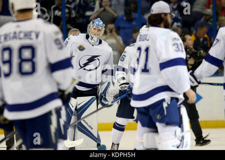 Tampa, Florida, Stati Uniti d'America. Xiv oct, 2017. Tampa Bay Lightning goalie Andrei Vasilevskiy (88) unisce i suoi compagni di squadra al centro il ghiaccio a conclusione del terzo periodo di sabato (10/14/17) gioco tra il Tampa Bay Lightning e la St Louis Blues a Amalie Arena a Tampa. Credito: Douglas R. Clifford/Tampa Bay volte/ZUMA filo/Alamy Live News Foto Stock