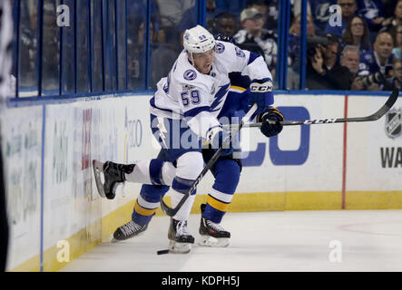 Tampa, Florida, Stati Uniti d'America. Xiv oct, 2017. Tampa Bay Lightning defenceman Jake Dotchin (59) funziona per cancellare il puck e dalla zona di fulmini durante il primo periodo di sabato (10/14/17) gioco tra il Tampa Bay Lightning e la St Louis Blues a Amalie Arena a Tampa. Credito: Douglas R. Clifford/Tampa Bay volte/ZUMA filo/Alamy Live News Foto Stock