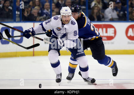 Tampa, Florida, Stati Uniti d'America. Xiv oct, 2017. Tampa Bay Lightning center STEVEN STAMKOS (91) sfugge a San Louis Blues centro Paul Stastny (26) voce nella zona neutrale durante il terzo periodo di sabato (10/14/17) gioco a Tampa. Credito: Douglas R. Clifford/Tampa Bay volte/ZUMA filo/Alamy Live News Foto Stock